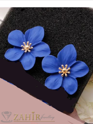 Модни метални матови обеци цветя в цвят кралско синьо с позлатени тичинки, размери 3 на 3 см, закопчаване на винт - C1029